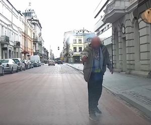 Wyjął pistolet na środku ulicy i wycelował w kobietę. Poszukuje go policja 