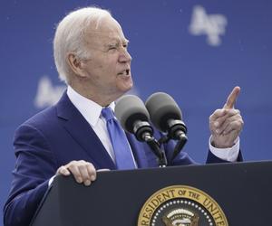 Joe Biden ciągle się przewraca! Takie były jego słynne upadki. Co się dzieje?