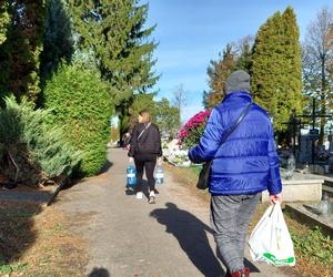 Zamościanie przygotowują się na dzień Wszystkich Świętych