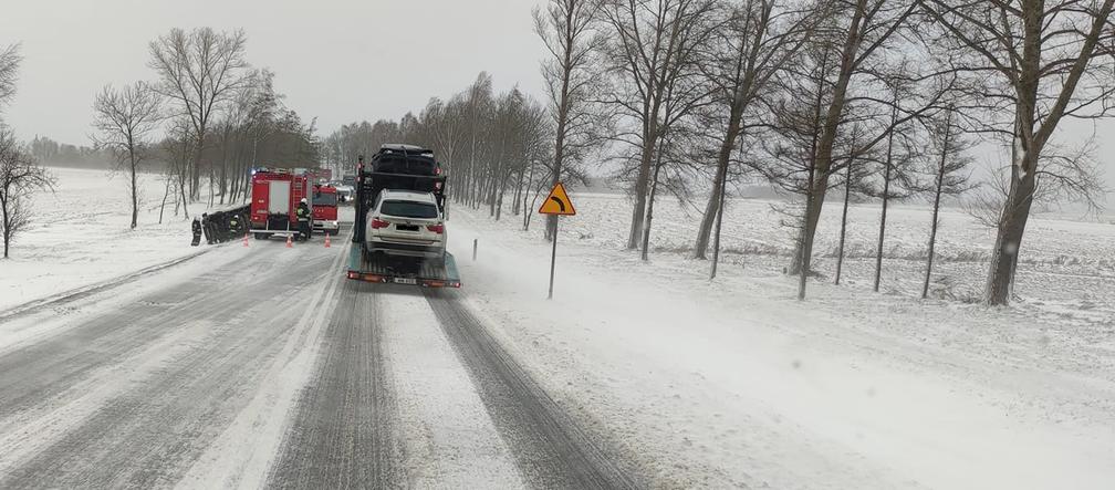 Trudne warunki na drogach w Podlaskiem. Kolizje, wypadki, sporo tras nieprzejezdnych (21.01.2022)