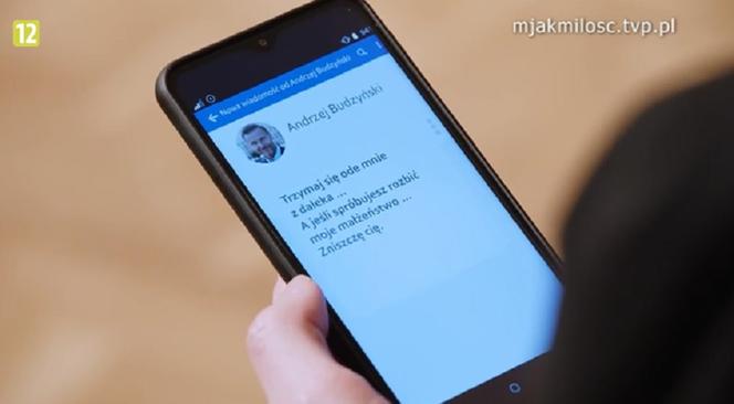 M jak miłość odc. 1727. SMS, który Julia (Marta Chodorowska) wysyła z telefonu Andrzeja 