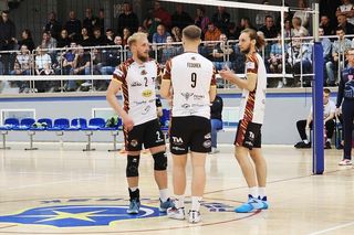 Koledzy założyli drużynę siatkówki, by pokazać najmłodszym jak wazny jest sport.