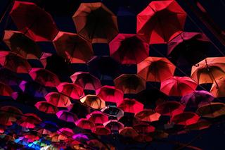 Kolorowe parasolki nad ulicą Kilińskiego w Białymstoku