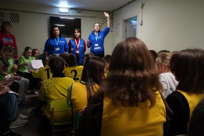 Sesja psychologiczna prowadzona przez psychologów PAH z dziećmi w schronie w obwodzie dniepropietrowskim