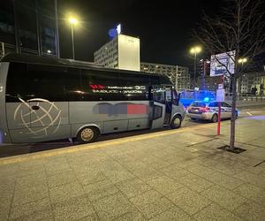 Napad na kierowcę autobusu w samym centrum Warszawy! Sprawcy w rękach policji