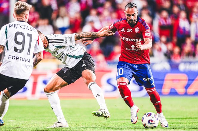 Legia Warszawa – Raków Częstochowa: Wielka afera na meczu! Rzucili się w stronę sędziego