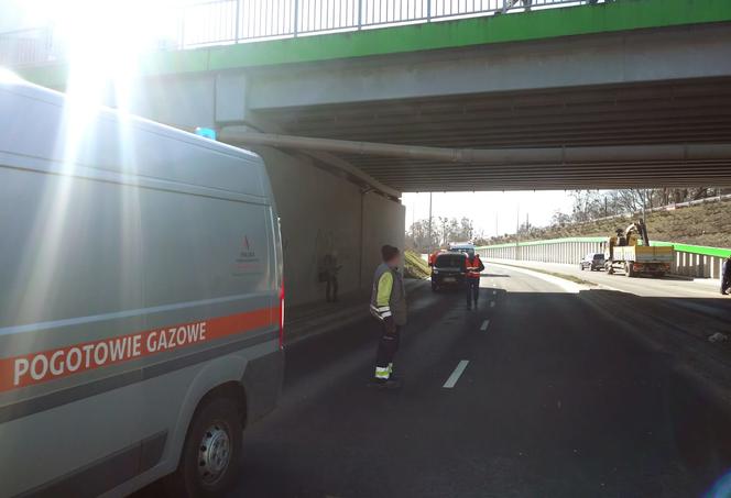 Zablokowana ul. Mazowieckiego w Olsztynie. Ciężarówka uszkodziła rurę gazową [ZDJĘCIA]