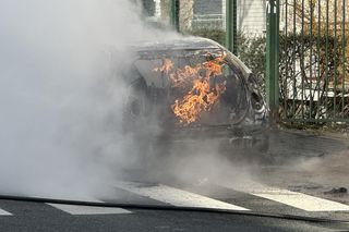 Gigantyczny pożar pod szkołą podstawową w Warszawie. Gęsty dym widać było z kilku kilometrów