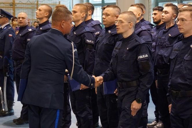 Nowi policjanci wypowiedzieli słowa przysięgi. Na Warmii i Mazurach rekrutacja wciąż trwa [ZDJĘCIA]