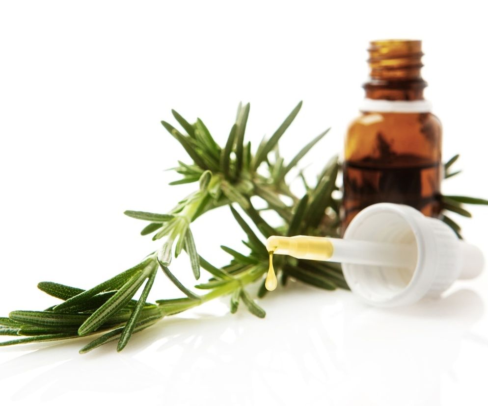 Olejek pichtowy działa antybakteryjnie, dlatego można go stosować punktowo na drobne krostki i pryszcze.