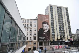 Nowy mural na Tamce w Warszawie. Powstał z okazji 100. rocznicy urodzin Zbigniewa Herberta 