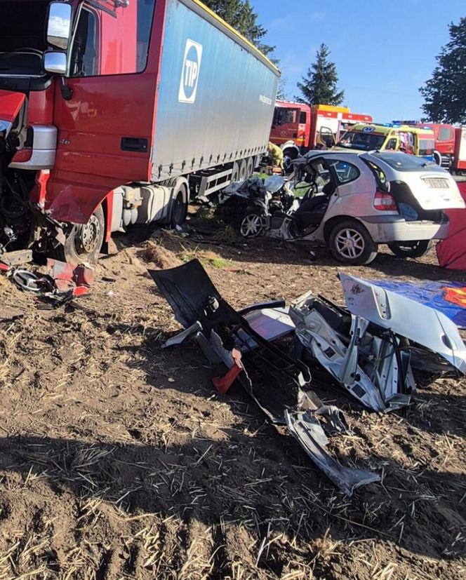 Tragiczny poranek. Kierowca osobówki nie miał szans po zderzeniu z ciężarówką!