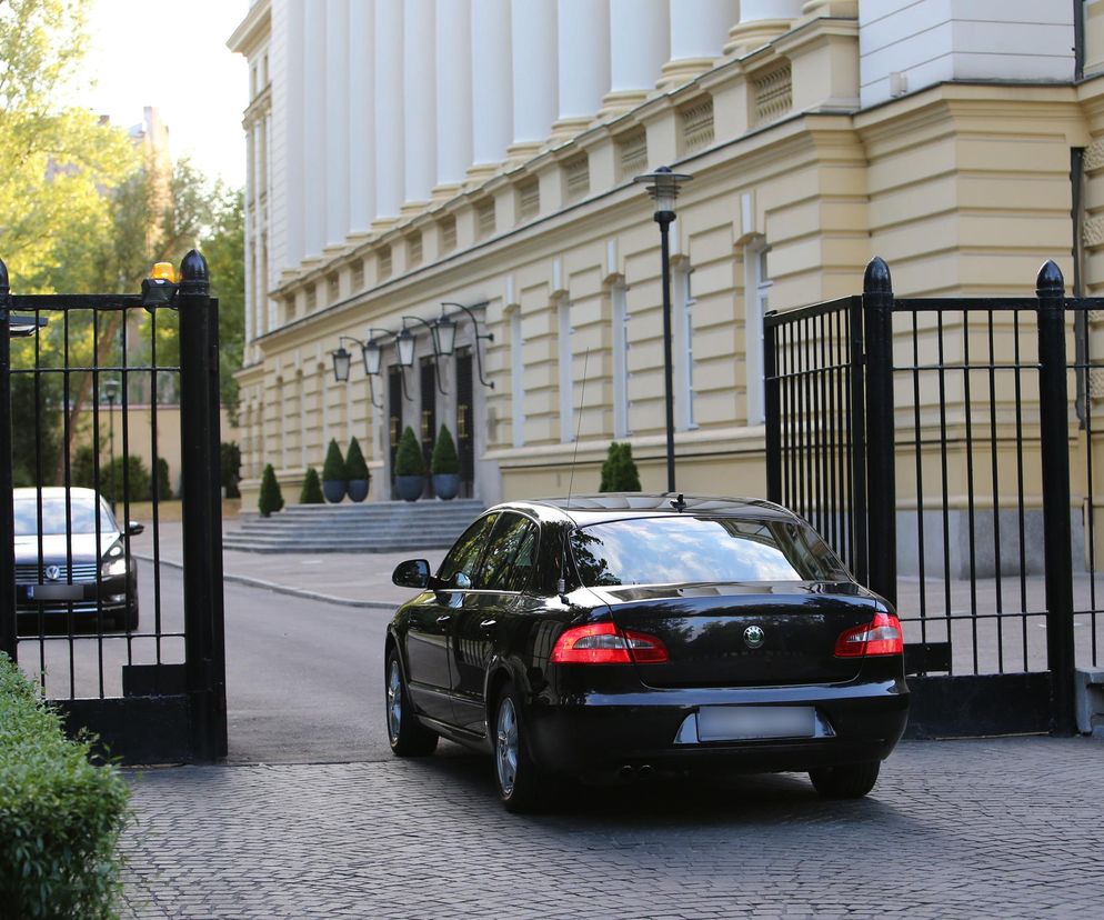 Najdroższe auta dla urzędników! Rząd płaci za nie miliony