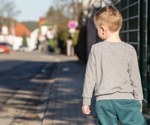 Mama odjechała, 4-latek został sam na ulicy