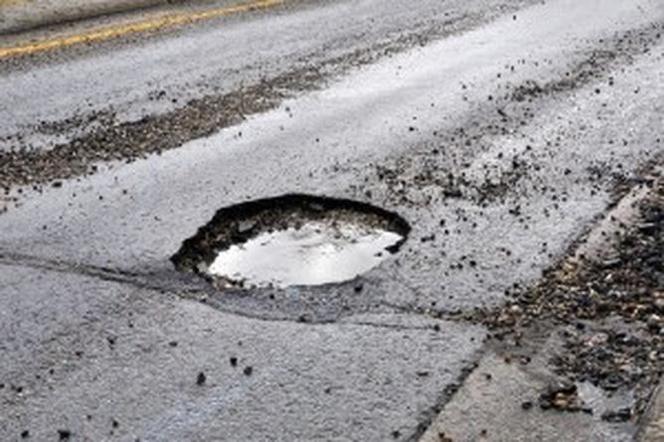 Księga wstydu trafiła do prezydenta Koszalina. Chodzi o wykaz dziur w miejskich drogach