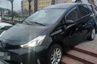 Kierowca zaufał nawigacji. Toyota zawisła na schodach