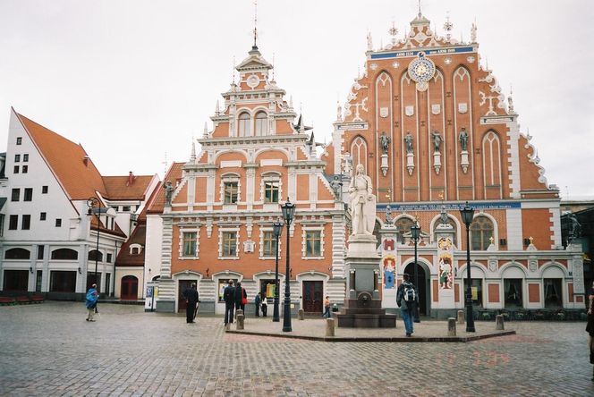 Plac Ratuszowy i dom Bractwa Czarnogłowych i pomnik Rolanda