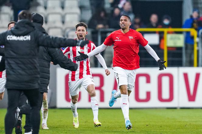 Szalona radość Rivaldinho po strzeleniu gola wyrównującego w meczu z Pogonią Szczecin