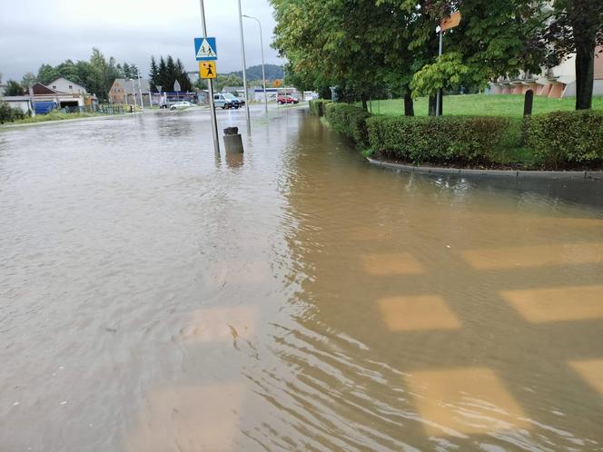 Jelenia Góra zalana. Pod wodą jest już 30 domostw, wiele dróg jest nieprzejezdnych 