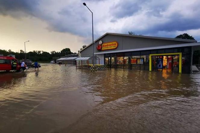 Powódź na Podkarpaciu: W sobotę dotarła do Jasła i Krosna. Są uszkodzone drogi, mosty [ZDJĘCIA, WIDEO]
