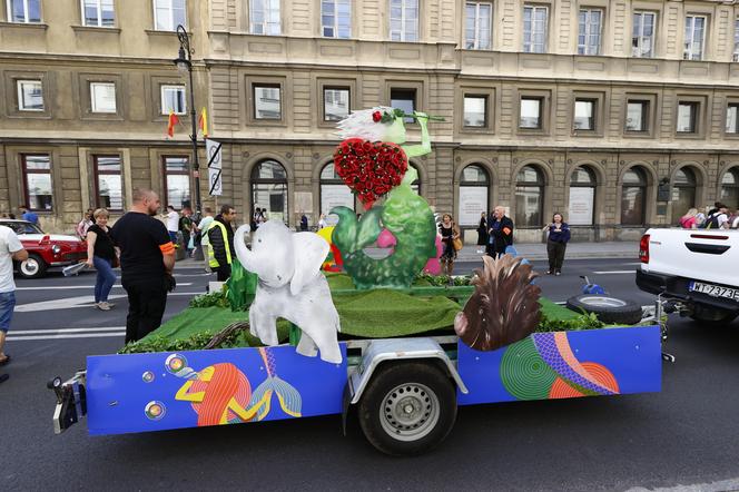 Święto Warszawy 2022. Krakowskim Przedmieściem przejechała Parada Syren 