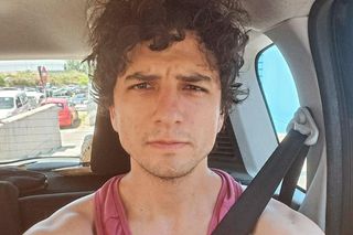 Álvaro Quintana to Antonio z serialu Akacjowa 39. Kim jest aktor? Gra też w La Promesa!