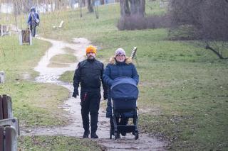 Pierwsze zdjęcia Dominiki Gwit na spacerze z dzieckiem i mężem