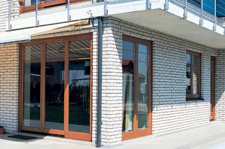 Montaż słupków balustrady do balkonu lub tarasu