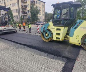 Trwa wylewanie asfaltu na ulicach Granicznej i Mieszka I w Siedlcach 