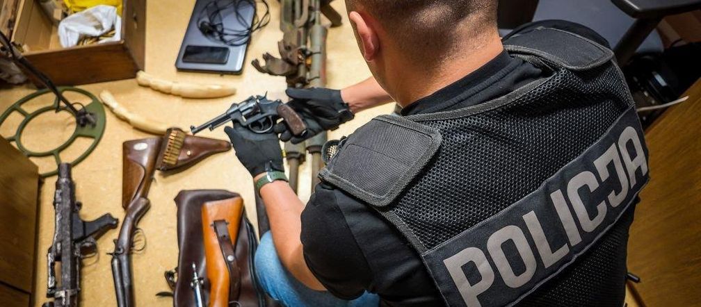 Sześciu gagatków posiadało nielegalną broń i amunicję? Sprawę bada kielecka policja