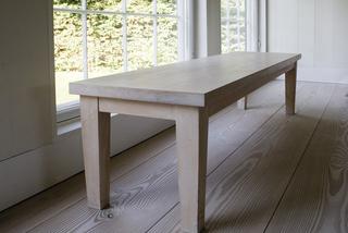Stół z litego drewna i parkiet-skandynawskie eko