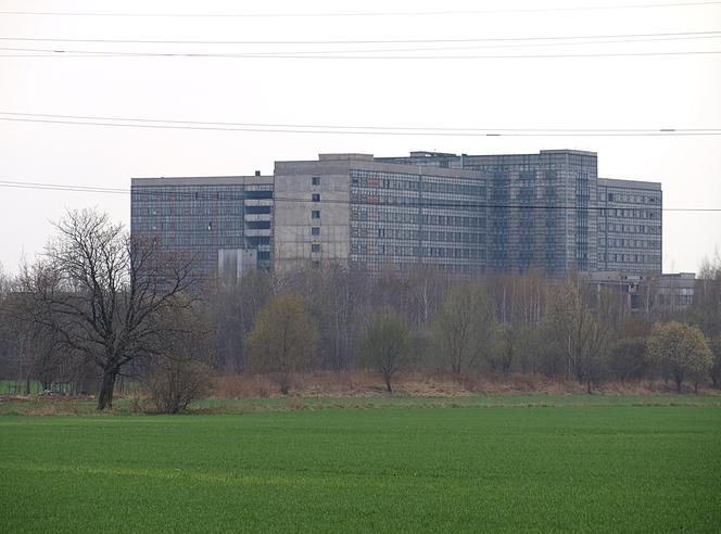 To miał być największy szpital w Polsce! Został wstyd i mnóstwo gruzu