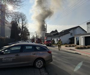 Potężny pożar domu parterowego w Warszawie. Gęsty dym widać było z kilku kilometrów