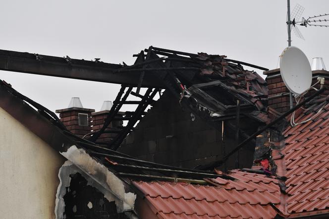 Miejsce po nocnym pożarze na poddaszu domu dwurodzinnego na szczecińskim osiedlu Krzekowo-Bezrzecze