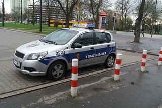 Młody mężczyzna skacze po samochodzie Straży Miejskiej na warszawskiej Starówce [WIDEO, AUDIO]