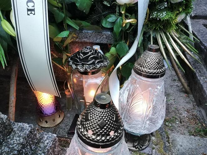 Tragedia w Salisbury. Zamordowane kobiety pochowane w Tarnowie. Grobu nie widać spod kwiatów