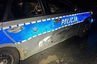 45-latek staranował radiowóz, potem ruszył na policjanta