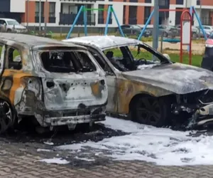 Dwa samochody spłonęły, dwa zostały zniszczone. Tłumaczenie podpalacza szokuje