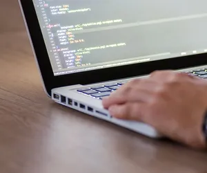 Tyle zarabiają programiści w Krakowie. Kwoty wprost zwalają z nóg! 19 tys. zł od pierwszego dnia pracy