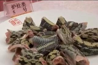 Dziwne azjatyckie przysmaki: żywa ryba usmażona do połowy, która rusza się na talerzu