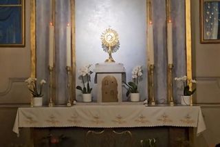  Bogobojny gwiazdor nagrywa w kościele. Relacja z nocnych adoracji przyniesie mu zbawienie?