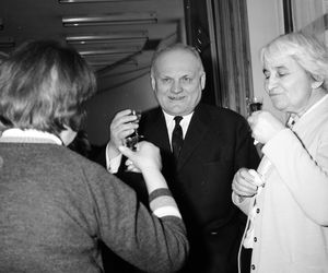 QUIZ PRL: Wódka walutą, bimbrownictwo oporem. Fenomen kultury picia w PRL-u