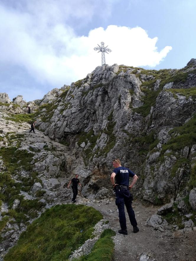 Biły w niego pioruny a on błogosławił rannych