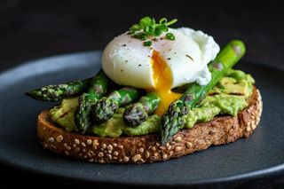 szparagi na śniadanie