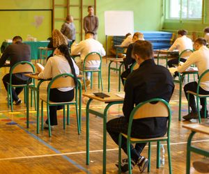 Matura chemia 2025 NA ŻYWO. Arkusze CKE, odpowiedzi, przecieki. Co na maturze z chemii? [16.05.2025]