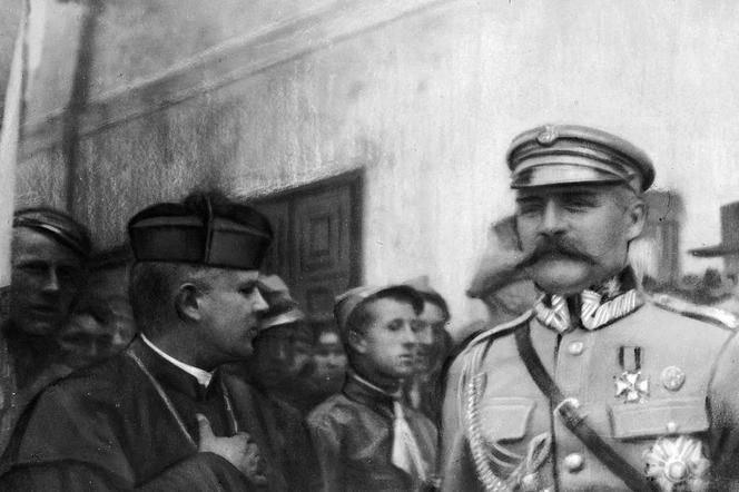 Józef Piłsudski z harcerzami