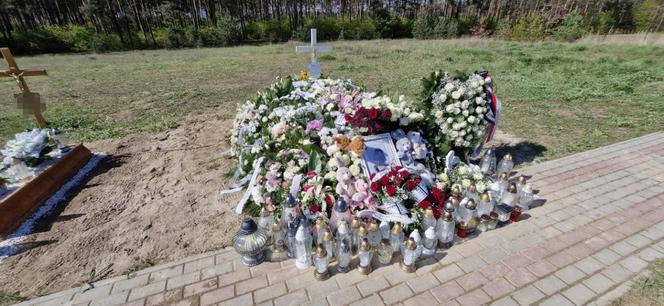 Kwiaty, znicze, pluszaki, łzy. Tak rodzina i znajomi żegnali zmarłą tragicznie Emilię z Bydgoszczy. 