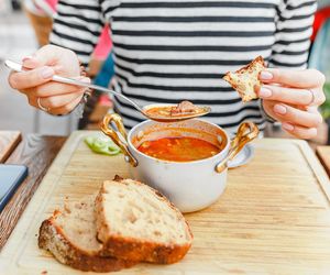 Letnie zupy odchudzające – te przepisy pomogą schudnąć. Przegląd zdrowych i smacznych dań