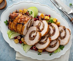 Jak naciąć i zwinąć schab na roladę? Jak upiec schab z farszem? Wskazówki i porady