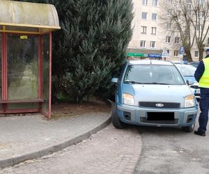 „Mistrzowie” parkowania pod lupą. Komenda Powiatowa Policji w Łęcznej prowadzi działania pod nazwą „Zakaz”